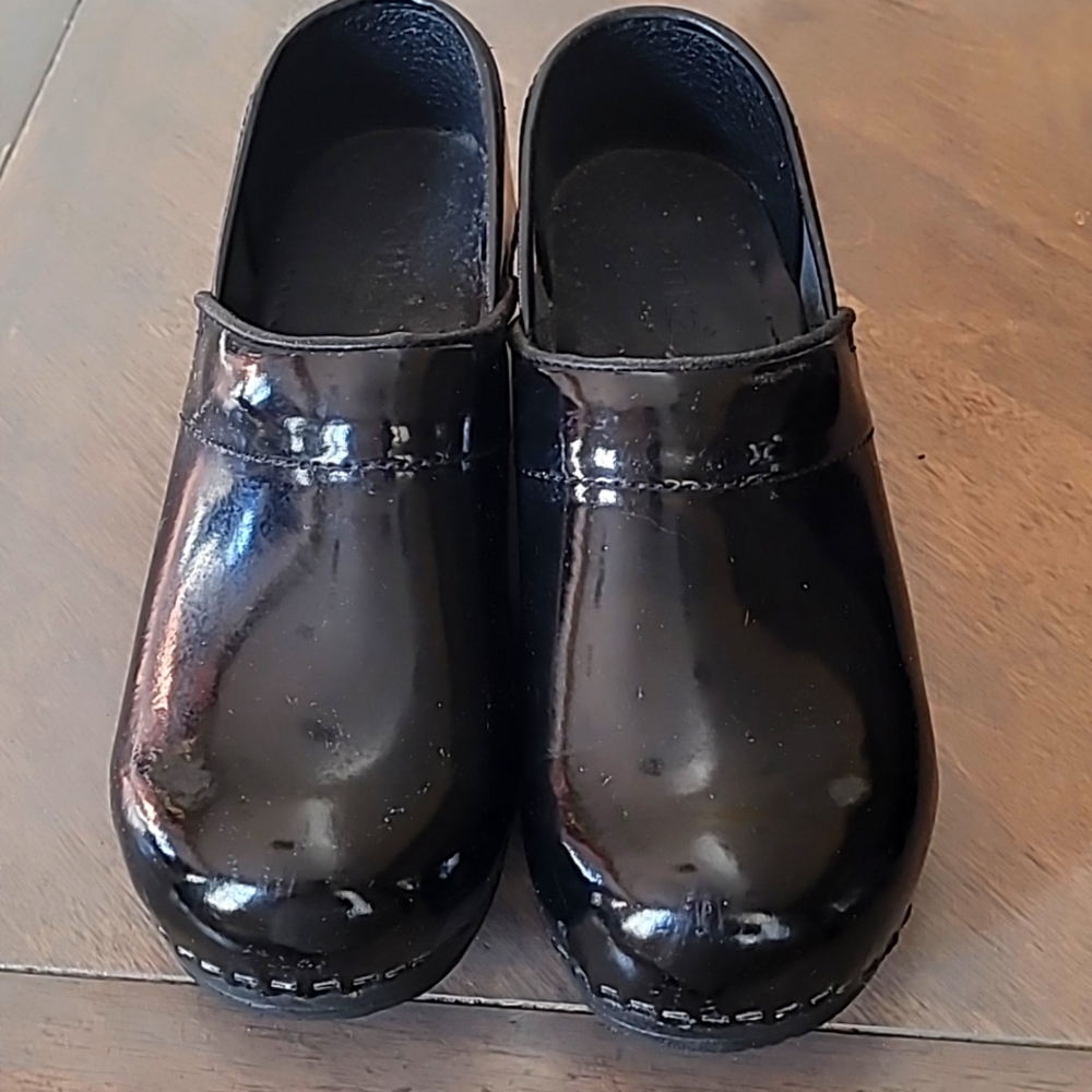 Sanita Danish black pat and leather clogs 37